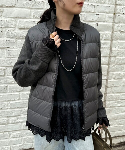 fredy emue（フレディエミュ）の「【TAION/タイオン】別注HI NECK DOWN JACKET+SLEEVE KNIT（ダウンジャケット/コート・レディース・チャコールグレー/オフホワイト/ブラウン系その他/ブラック・38）」の2枚目の写真