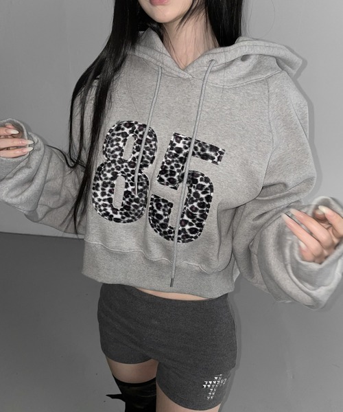 THEAIRTOWN（ジエアタウン）の「leo maca hoodie（パーカー・レディース・ブラック/グレー/ネイビー・FREE）」の2枚目の写真
