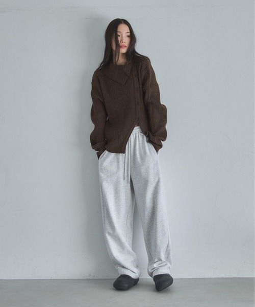 feepur（フェピュール）の「【ハンドウォッシャブル】アシンメトリーカラーサイドスリットボタンニット（ニット/セーター・レディース・ブラウン/ブラック・MEDIUM）」の18枚目の写真