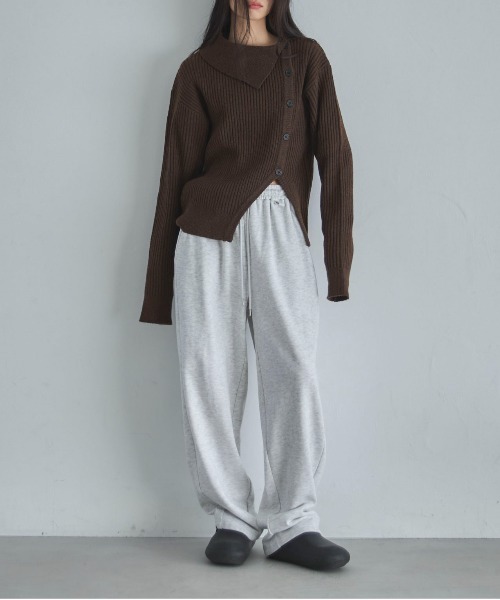 feepur（フェピュール）の「【ハンドウォッシャブル】アシンメトリーカラーサイドスリットボタンニット（ニット/セーター・レディース・ブラウン/ブラック・MEDIUM）」の16枚目の写真