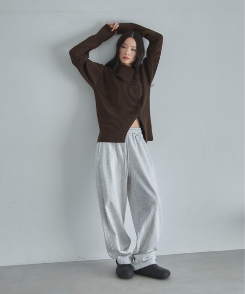 feepur（フェピュール）の「【ハンドウォッシャブル】アシンメトリーカラーサイドスリットボタンニット（ニット/セーター・レディース・ブラウン/ブラック・MEDIUM）」の19枚目の写真