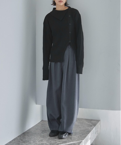 feepur（フェピュール）の「【ハンドウォッシャブル】アシンメトリーカラーサイドスリットボタンニット（ニット/セーター・レディース・ブラウン/ブラック・MEDIUM）」の3枚目の写真