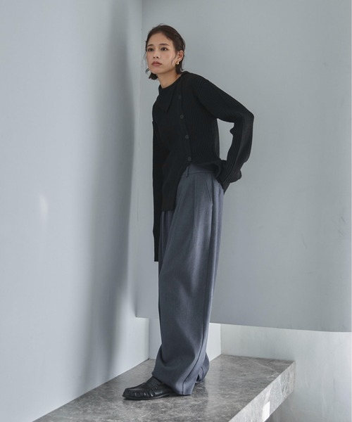 feepur（フェピュール）の「【ハンドウォッシャブル】アシンメトリーカラーサイドスリットボタンニット（ニット/セーター・レディース・ブラウン/ブラック・MEDIUM）」の5枚目の写真