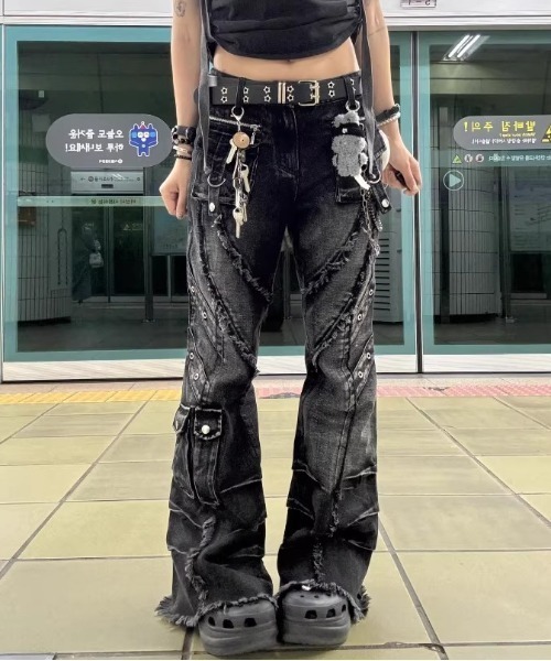 lilful(リルフル)の「【26年春夏新作】Y2K ウォッシュ加工 ダメージフレアデニムパンツ(デニムパンツ・レディース・ブラック・L/M)」の21枚目の写真