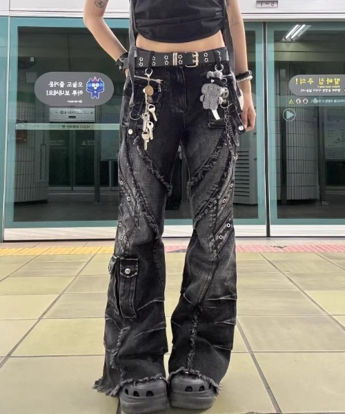 lilful(リルフル)の「【26年春夏新作】Y2K ウォッシュ加工 ダメージフレアデニムパンツ(デニムパンツ・レディース・ブラック・L/M)」の22枚目の写真