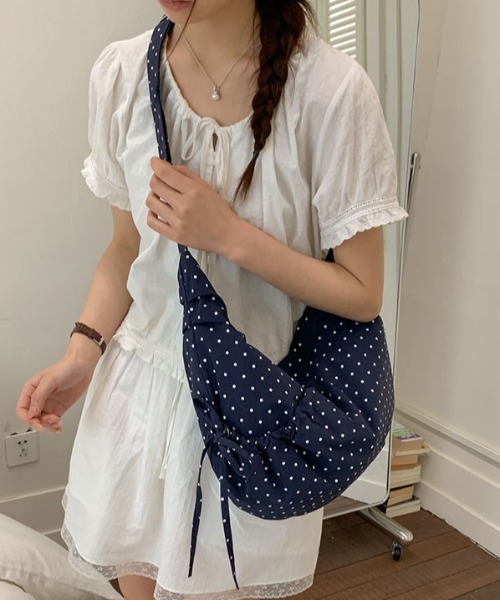 link lot(リンクロット)の「【A4サイズ対応】【男女兼用】シャーリングハーフムーンショルダー デニム/ウインドウペン/ドット(ショルダーバッグ・メンズ・ブラック/グレー/ネイビー/ブルー/ブラック系その他/ブルー系その他/ネイビー系/レッド/ホワイト/ブラック系その他2・F)」の9枚目の写真