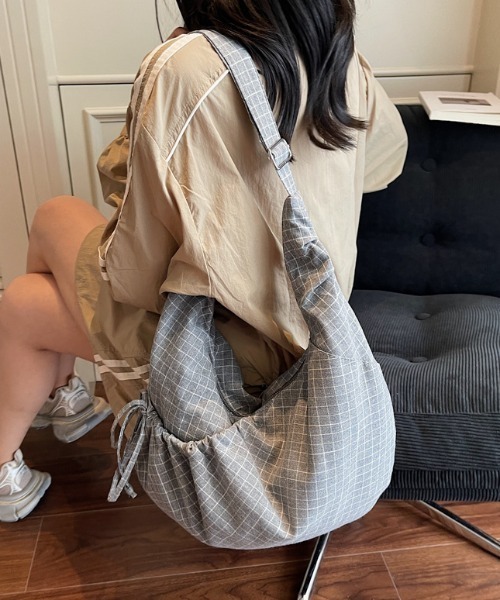 link lot（リンクロット）の「【A4サイズ対応】【26春夏新作アイテム】【男女兼用】シャーリングウィンドウペンハーフムーンショルダー（ショルダーバッグ・メンズ・ブラック/グレー/ネイビー・F）」の3枚目の写真