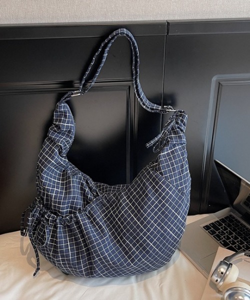 link lot（リンクロット）の「【A4サイズ対応】【26春夏新作アイテム】【男女兼用】シャーリングウィンドウペンハーフムーンショルダー（ショルダーバッグ・メンズ・ブラック/グレー/ネイビー・F）」の10枚目の写真