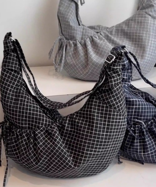 link lot（リンクロット）の「【A4サイズ対応】【26春夏新作アイテム】【男女兼用】シャーリングウィンドウペンハーフムーンショルダー（ショルダーバッグ・メンズ・ブラック/グレー/ネイビー・F）」の11枚目の写真