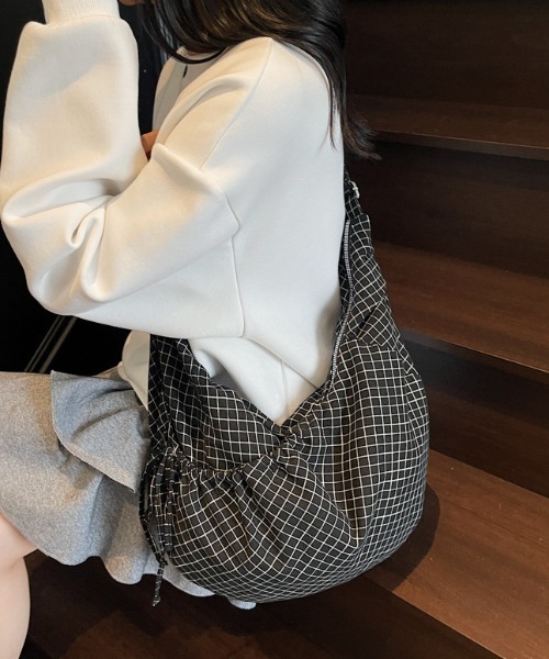 link lot（リンクロット）の「【A4サイズ対応】【26春夏新作アイテム】【男女兼用】シャーリングウィンドウペンハーフムーンショルダー（ショルダーバッグ・メンズ・ブラック/グレー/ネイビー・F）」の4枚目の写真