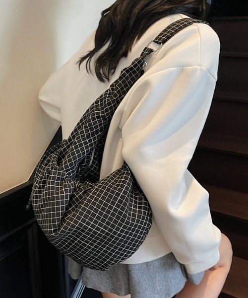 link lot（リンクロット）の「【A4サイズ対応】【26春夏新作アイテム】【男女兼用】シャーリングウィンドウペンハーフムーンショルダー（ショルダーバッグ・メンズ・ブラック/グレー/ネイビー・F）」の5枚目の写真