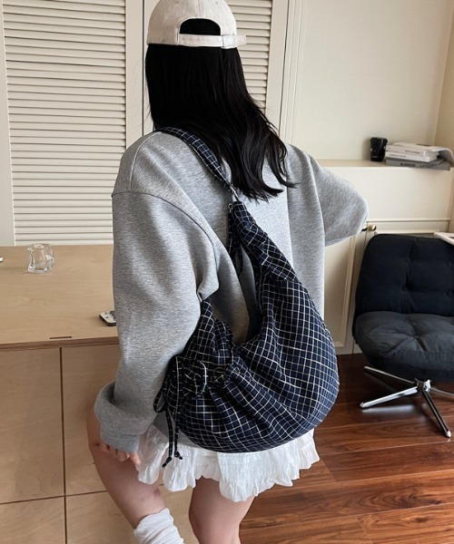 link lot（リンクロット）の「【A4サイズ対応】【26春夏新作アイテム】【男女兼用】シャーリングウィンドウペンハーフムーンショルダー（ショルダーバッグ・メンズ・ブラック/グレー/ネイビー・F）」の9枚目の写真