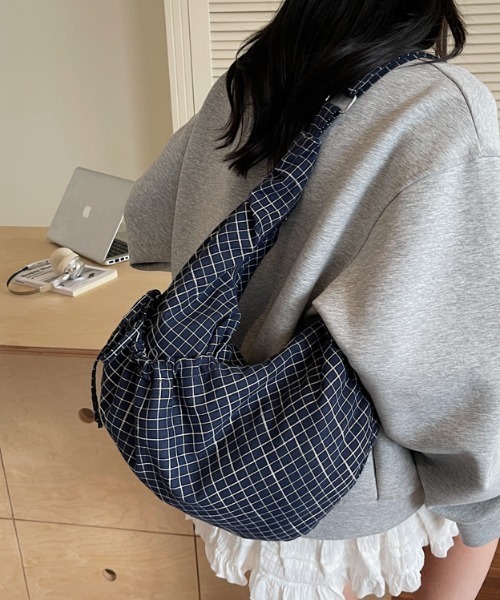 link lot（リンクロット）の「【A4サイズ対応】【26春夏新作アイテム】【男女兼用】シャーリングウィンドウペンハーフムーンショルダー（ショルダーバッグ・メンズ・ブラック/グレー/ネイビー・F）」の8枚目の写真