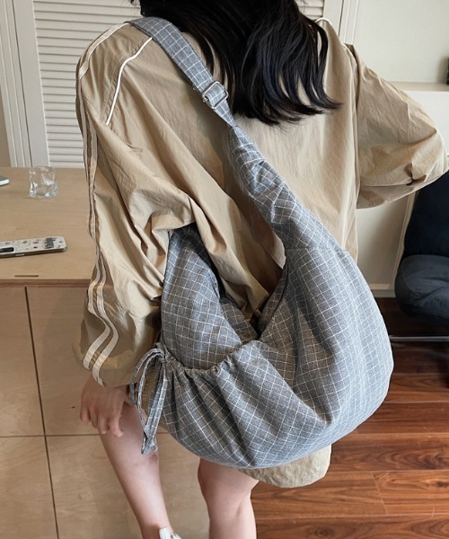 link lot（リンクロット）の「【A4サイズ対応】【26春夏新作アイテム】【男女兼用】シャーリングウィンドウペンハーフムーンショルダー（ショルダーバッグ・メンズ・ブラック/グレー/ネイビー・F）」の6枚目の写真