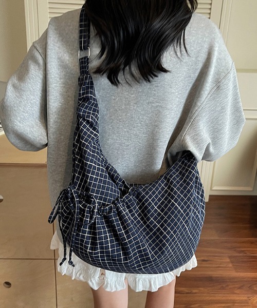 link lot（リンクロット）の「【A4サイズ対応】【26春夏新作アイテム】【男女兼用】シャーリングウィンドウペンハーフムーンショルダー（ショルダーバッグ・メンズ・ブラック/グレー/ネイビー・F）」の7枚目の写真