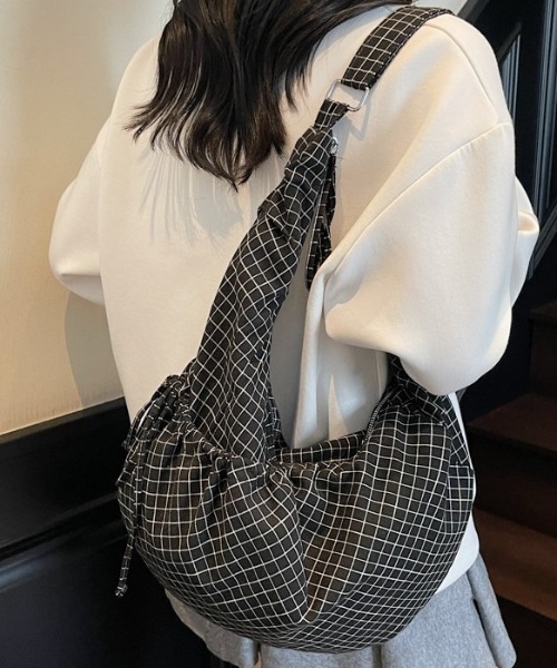 link lot（リンクロット）の「【A4サイズ対応】【26春夏新作アイテム】【男女兼用】シャーリングウィンドウペンハーフムーンショルダー（ショルダーバッグ・メンズ・ブラック/グレー/ネイビー・F）」の12枚目の写真