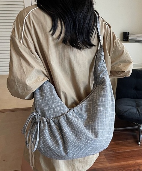 link lot（リンクロット）の「【A4サイズ対応】【26春夏新作アイテム】【男女兼用】シャーリングウィンドウペンハーフムーンショルダー（ショルダーバッグ・メンズ・ブラック/グレー/ネイビー・F）」の14枚目の写真