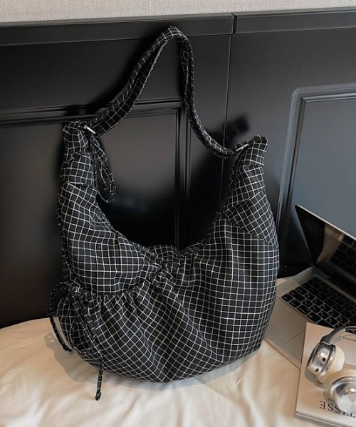 link lot（リンクロット）の「【A4サイズ対応】【26春夏新作アイテム】【男女兼用】シャーリングウィンドウペンハーフムーンショルダー（ショルダーバッグ・メンズ・ブラック/グレー/ネイビー・F）」の15枚目の写真