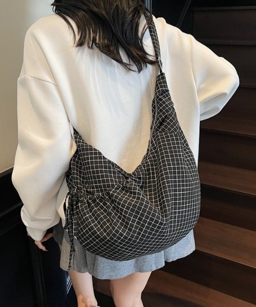 link lot（リンクロット）の「【A4サイズ対応】【26春夏新作アイテム】【男女兼用】シャーリングウィンドウペンハーフムーンショルダー（ショルダーバッグ・メンズ・ブラック/グレー/ネイビー・F）」の13枚目の写真