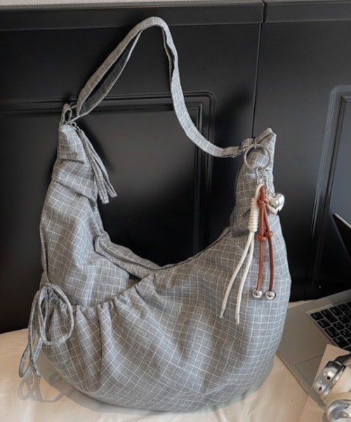 link lot（リンクロット）の「【A4サイズ対応】【26春夏新作アイテム】【男女兼用】シャーリングウィンドウペンハーフムーンショルダー（ショルダーバッグ・メンズ・ブラック/グレー/ネイビー・F）」の16枚目の写真