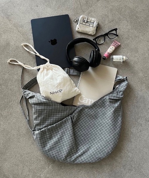 link lot（リンクロット）の「【A4サイズ対応】【26春夏新作アイテム】【男女兼用】シャーリングウィンドウペンハーフムーンショルダー（ショルダーバッグ・メンズ・ブラック/グレー/ネイビー・F）」の18枚目の写真