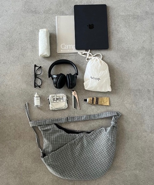 link lot（リンクロット）の「【A4サイズ対応】【26春夏新作アイテム】【男女兼用】シャーリングウィンドウペンハーフムーンショルダー（ショルダーバッグ・メンズ・ブラック/グレー/ネイビー・F）」の17枚目の写真