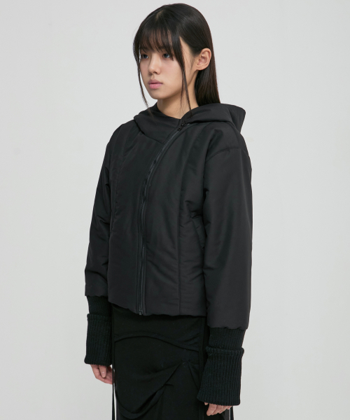 FLAREUP(フレアアップ)の「Hooded Asymmetrical Puffer Jacket (FL-053_Black)(ダウンジャケット/コート・レディース・ブラック・OS)」の2枚目の写真