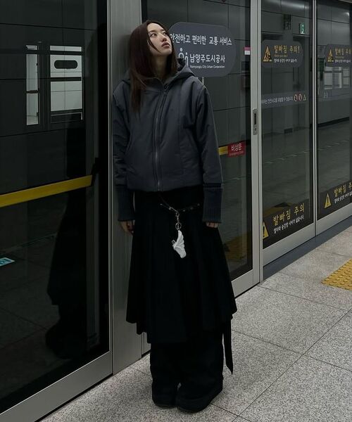 FLAREUP(フレアアップ)の「Hooded Asymmetrical Puffer Jacket (FL-053_Black)(ダウンジャケット/コート・レディース・ブラック・OS)」の5枚目の写真