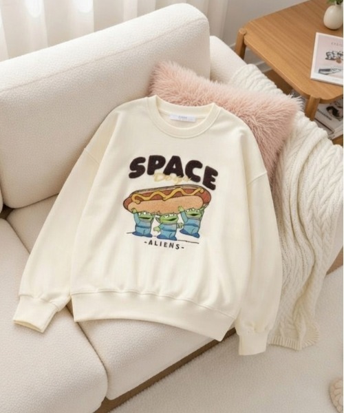 Disney(ディズニー)の「【DISNEY/ディズニー】ミッキーマウス&ピクサー サガラ刺繍クルーネックトレーナー(WIDE)(スウェット・レディース・ブラック/クリーム/パープル/レッド系・LARGE/MEDIUM)」の3枚目の写真