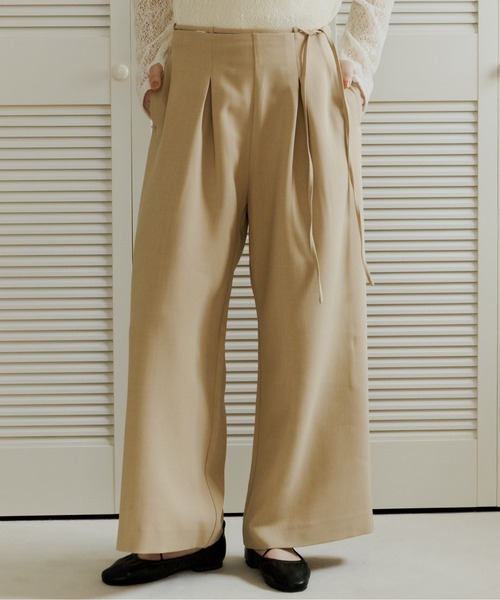 OLUN(オルン)の「belt tuck slacks pants/ベルト付きタックスラックスパンツ(スラックス・レディース・グレイッシュベージュ/アイボリー/ベージュ・MEDIUM/SMALL)」の2枚目の写真