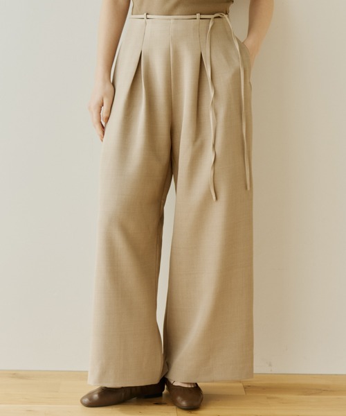 OLUN(オルン)の「belt tuck slacks pants/ベルト付きタックスラックスパンツ(スラックス・レディース・グレイッシュベージュ/アイボリー/ベージュ・MEDIUM/SMALL)」の3枚目の写真