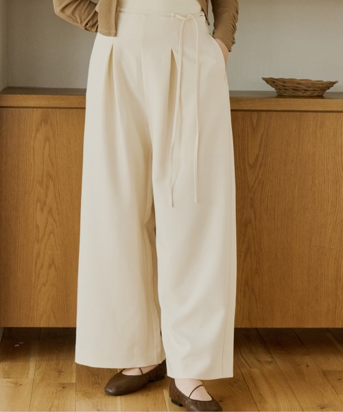 OLUN(オルン)の「belt tuck slacks pants/ベルト付きタックスラックスパンツ(スラックス・レディース・グレイッシュベージュ/アイボリー/ベージュ・MEDIUM/SMALL)」の1枚目の写真