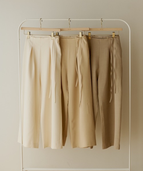 OLUN(オルン)の「belt tuck slacks pants/ベルト付きタックスラックスパンツ(スラックス・レディース・グレイッシュベージュ/アイボリー/ベージュ・MEDIUM/SMALL)」の4枚目の写真