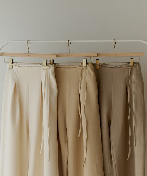 OLUN(オルン)の「belt tuck slacks pants/ベルト付きタックスラックスパンツ(スラックス・レディース・グレイッシュベージュ/アイボリー/ベージュ・MEDIUM/SMALL)」の5枚目の写真