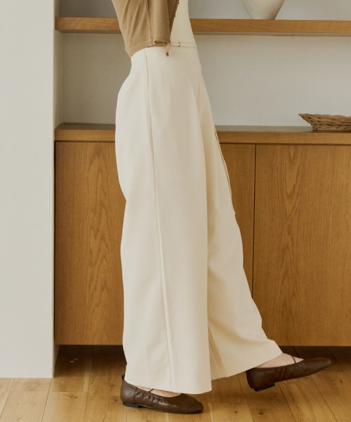 OLUN(オルン)の「belt tuck slacks pants/ベルト付きタックスラックスパンツ(スラックス・レディース・グレイッシュベージュ/アイボリー/ベージュ・MEDIUM/SMALL)」の11枚目の写真