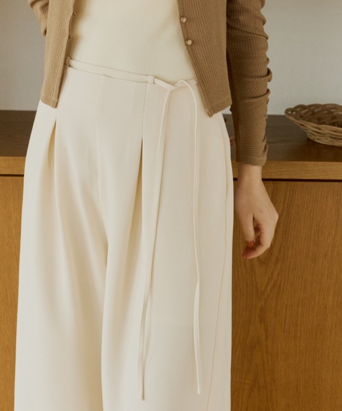 OLUN(オルン)の「belt tuck slacks pants/ベルト付きタックスラックスパンツ(スラックス・レディース・グレイッシュベージュ/アイボリー/ベージュ・MEDIUM/SMALL)」の13枚目の写真