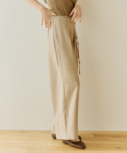 OLUN(オルン)の「belt tuck slacks pants/ベルト付きタックスラックスパンツ(スラックス・レディース・グレイッシュベージュ/アイボリー/ベージュ・MEDIUM/SMALL)」の14枚目の写真