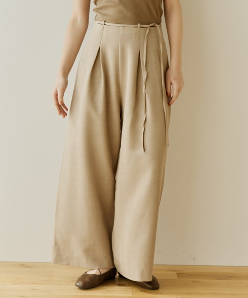 OLUN(オルン)の「belt tuck slacks pants/ベルト付きタックスラックスパンツ(スラックス・レディース・グレイッシュベージュ/アイボリー/ベージュ・MEDIUM/SMALL)」の15枚目の写真