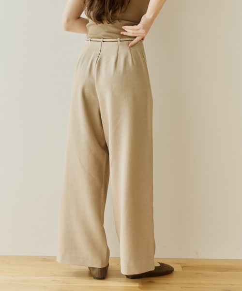 OLUN(オルン)の「belt tuck slacks pants/ベルト付きタックスラックスパンツ(スラックス・レディース・グレイッシュベージュ/アイボリー/ベージュ・MEDIUM/SMALL)」の16枚目の写真