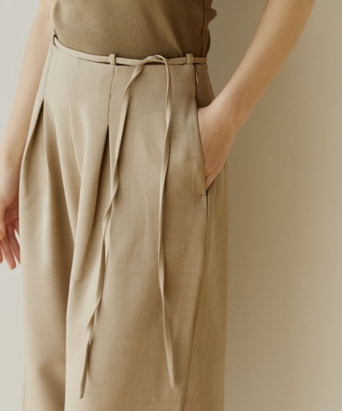OLUN(オルン)の「belt tuck slacks pants/ベルト付きタックスラックスパンツ(スラックス・レディース・グレイッシュベージュ/アイボリー/ベージュ・MEDIUM/SMALL)」の17枚目の写真