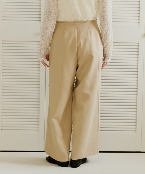 OLUN(オルン)の「belt tuck slacks pants/ベルト付きタックスラックスパンツ(スラックス・レディース・グレイッシュベージュ/アイボリー/ベージュ・MEDIUM/SMALL)」の20枚目の写真