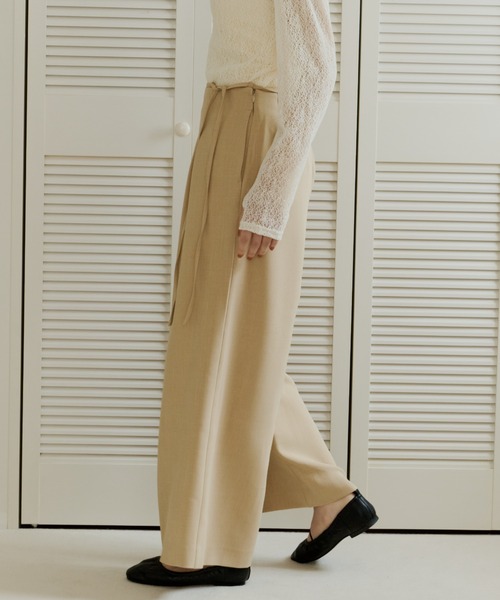 OLUN(オルン)の「belt tuck slacks pants/ベルト付きタックスラックスパンツ(スラックス・レディース・グレイッシュベージュ/アイボリー/ベージュ・MEDIUM/SMALL)」の19枚目の写真