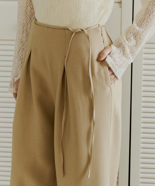 OLUN(オルン)の「belt tuck slacks pants/ベルト付きタックスラックスパンツ(スラックス・レディース・グレイッシュベージュ/アイボリー/ベージュ・MEDIUM/SMALL)」の21枚目の写真