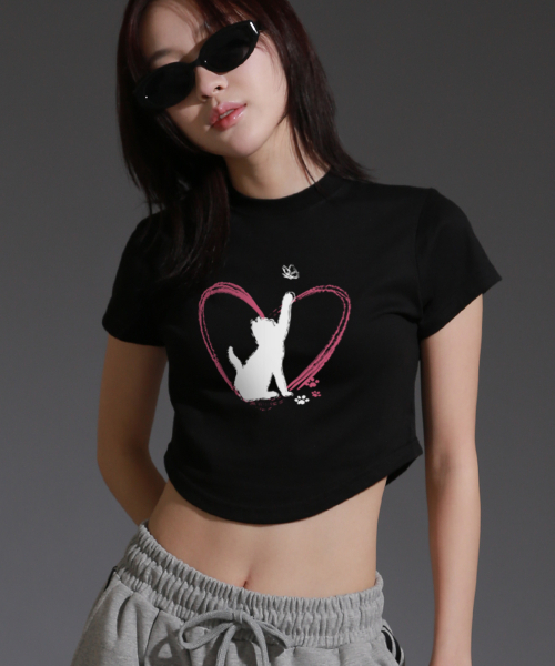 LIKE THE MOST(ライクザモースト)の「ウーマンフリキャットアシンメトリッククロップTシャツ_ブラック(Tシャツ/カットソー・レディース・ブラック・M/S)」の2枚目の写真