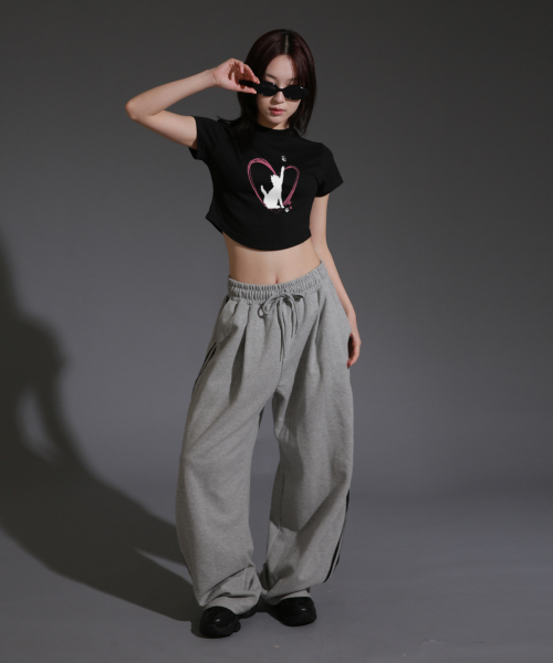 LIKE THE MOST(ライクザモースト)の「ウーマンフリキャットアシンメトリッククロップTシャツ_ブラック(Tシャツ/カットソー・レディース・ブラック・M/S)」の3枚目の写真