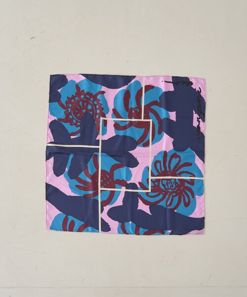 manipuri（マニプリ）の「【manipuri/マニプリ】ペイントフラワーシルクスカーフ 65×65 日本製（バンダナ/スカーフ・レディース・ピンク/ブルー・フリー）」の2枚目の写真