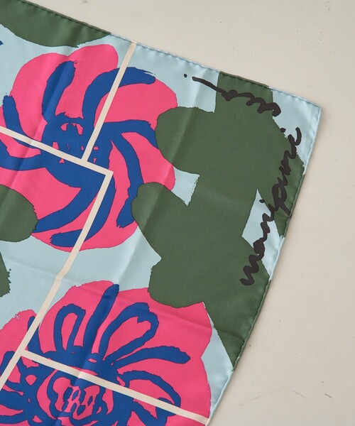 manipuri（マニプリ）の「【manipuri/マニプリ】ペイントフラワーシルクスカーフ 65×65 日本製（バンダナ/スカーフ・レディース・ピンク/ブルー・フリー）」の3枚目の写真