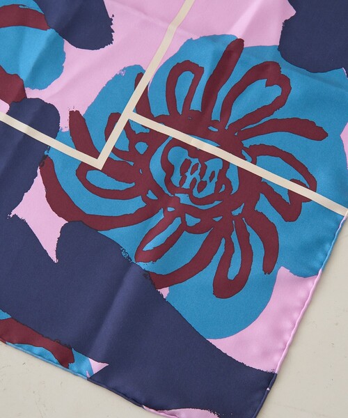 manipuri（マニプリ）の「【manipuri/マニプリ】ペイントフラワーシルクスカーフ 65×65 日本製（バンダナ/スカーフ・レディース・ピンク/ブルー・フリー）」の4枚目の写真