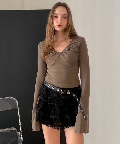 VASCARA（バスカラ）の「V Neck Shirring Bell Sleeve T-shirt (2colors)（ポロシャツ・レディース・ブラック/カーキ・FREE）」の3枚目の写真