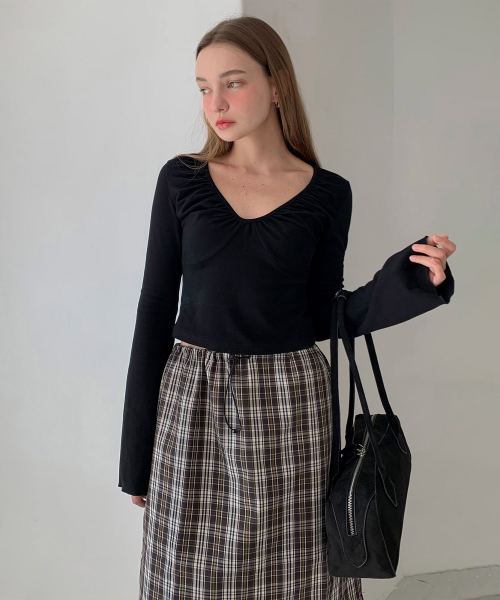 VASCARA（バスカラ）の「V Neck Shirring Bell Sleeve T-shirt (2colors)（ポロシャツ・レディース・ブラック/カーキ・FREE）」の4枚目の写真